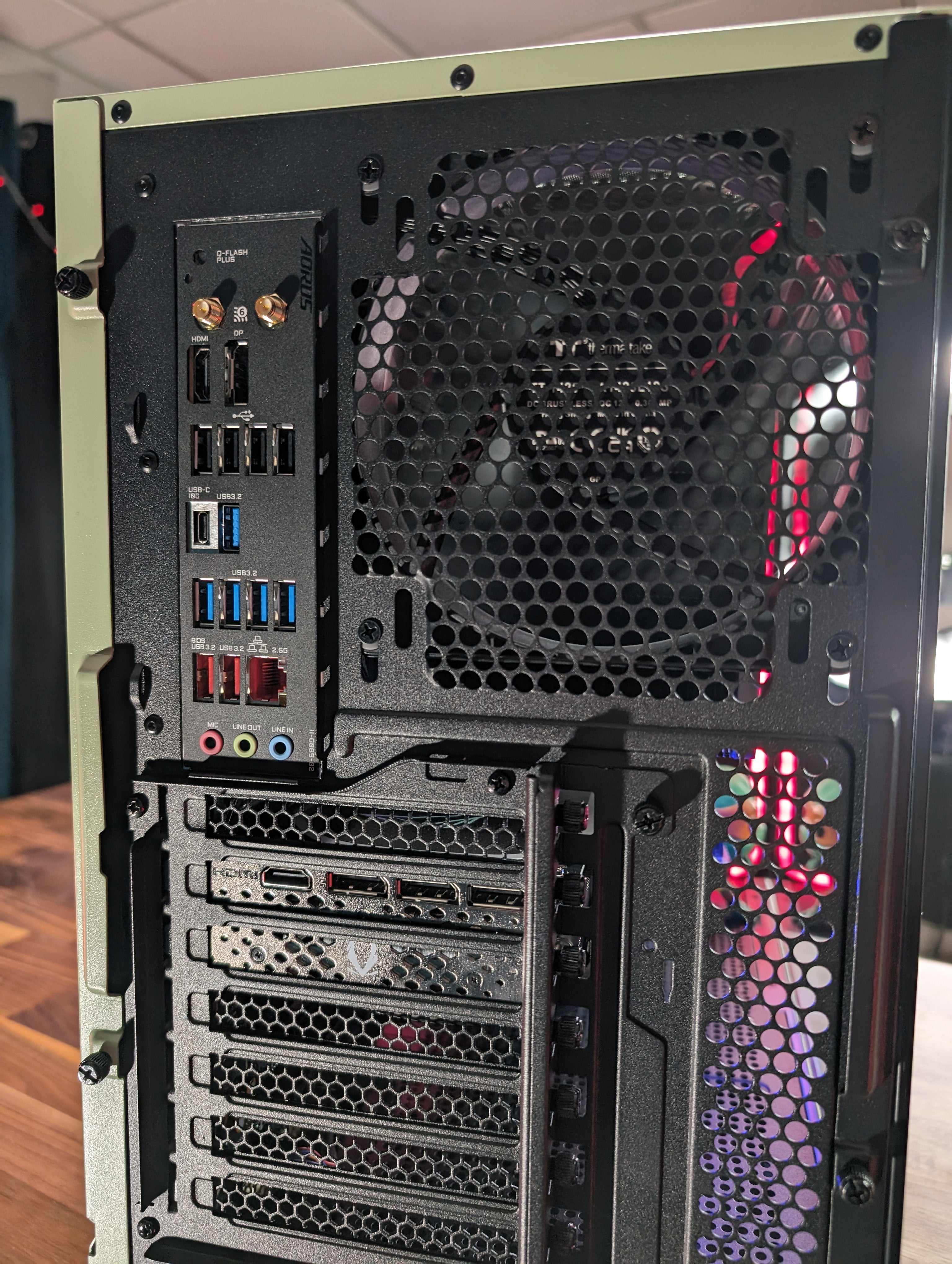 RTX 4070 Ti SUPER & Ryzen 7 7800X3D GAMING PC